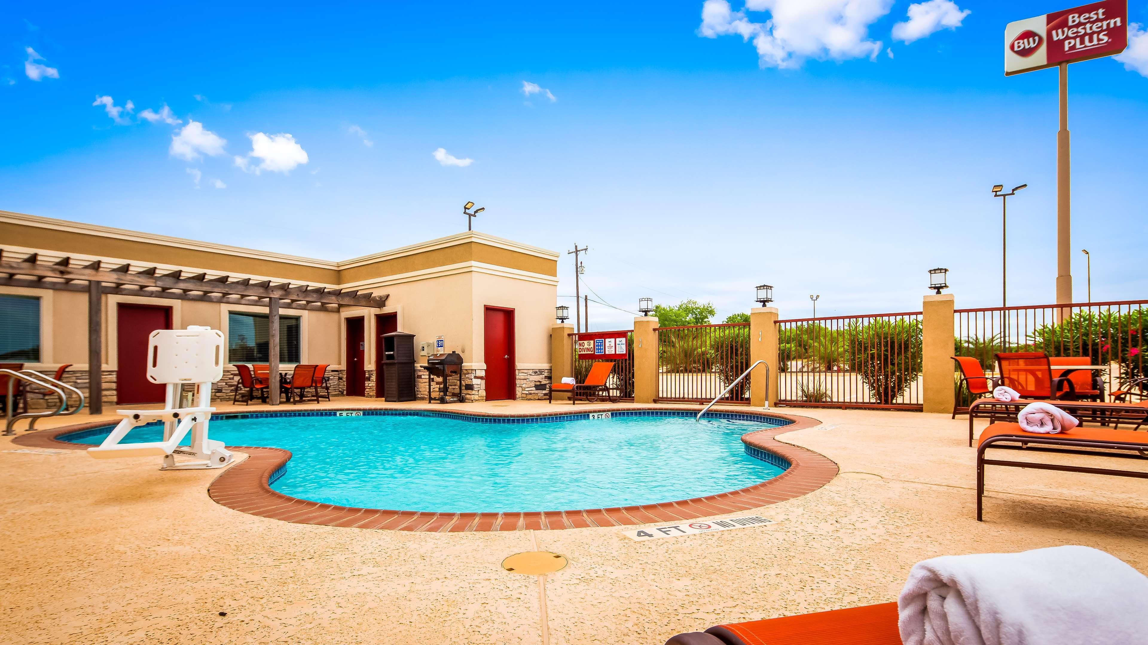 Best Western Plus Dilley Inn & Suites Exterior photo