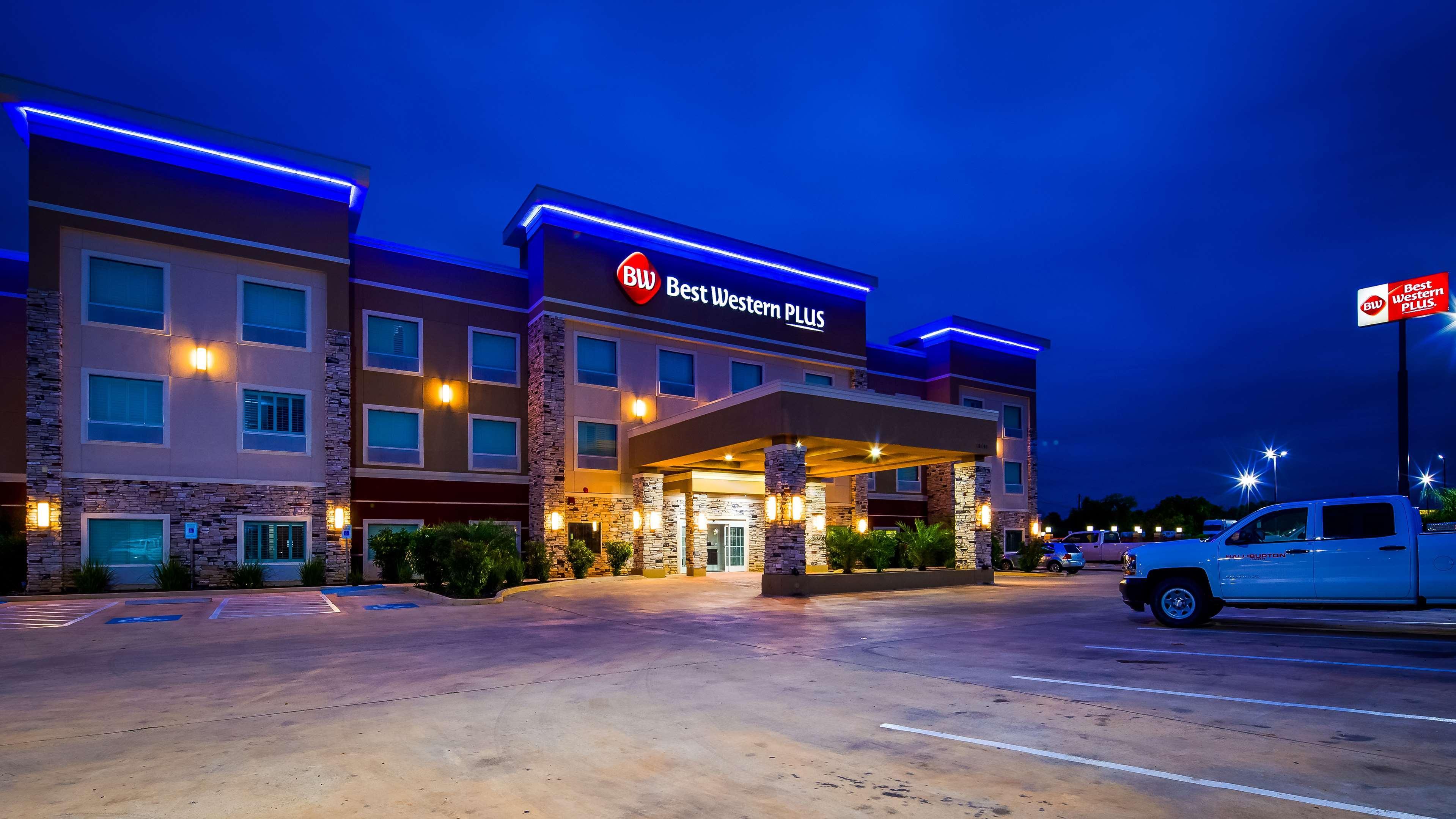 Best Western Plus Dilley Inn & Suites Exterior photo