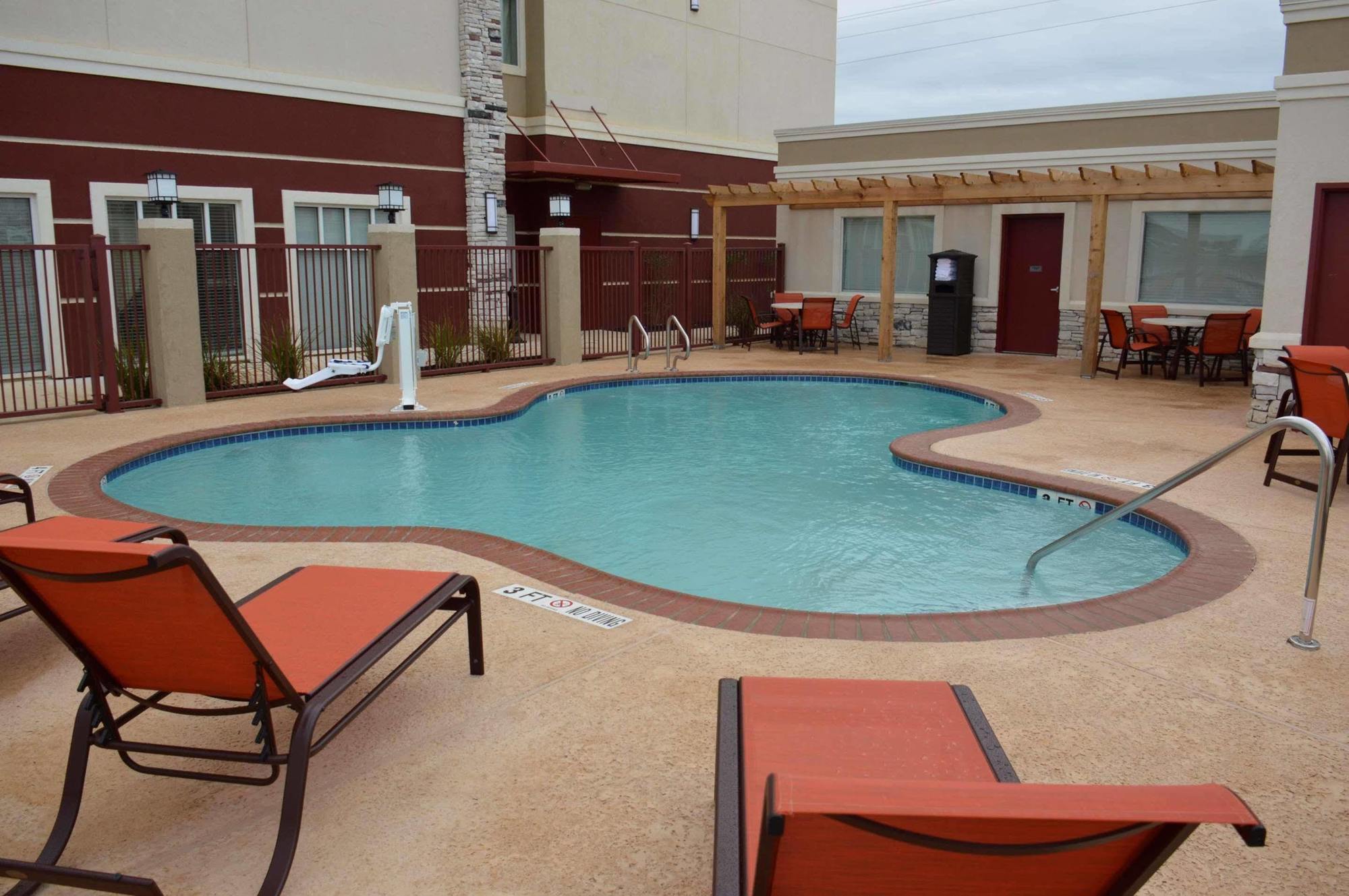 Best Western Plus Dilley Inn & Suites Exterior photo
